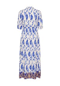 Maxi sukienka z białego materiału z niebieskim kwiatowym wzorem i złotym akcentem na dole. Krótkie rękawy i podkreślona talia.