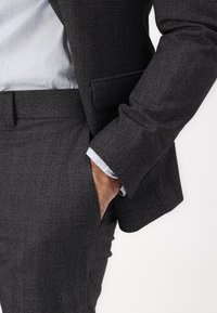 Isaac Dewhirst NOTCH TEXTURE SLIM SUIT - Κοστούμι - charcoal mix