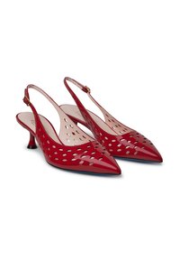 Scarpe slingback in vernice rossa con punta affusolata, caratterizzate da design con tagli e un tacco corto a forma di cono. Accenti in hardware dorato.