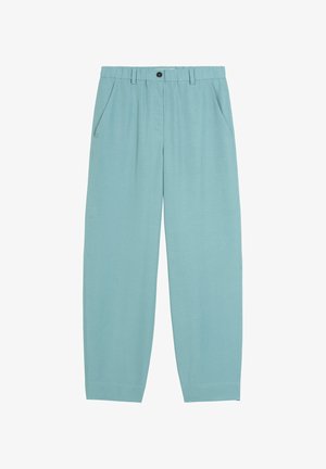 Pantalon bleu clair, ample, coupe droite, poches avant, fermeture par bouton. Confectionné en tissu lisse.