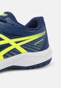 ASICS UPCOURT - Boty na házenou - blue expanse/safety yellow