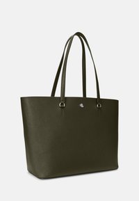 Saco tote verde oliva em material sintético texturizado, com duas alças longas, detalhes em metal prateado e um logótipo na parte da frente.