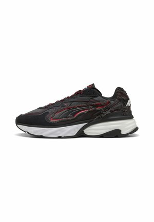 Schwarzer und roter Sportschuh mit weißer Sohle, mit einem abgenutzten, ausgefransten Design entlang der Seite und Ferse.