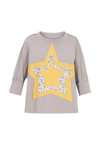 Grå langærmet t-shirt med en gul stjerne med et blomstermønster indeni. Løs pasform og blød tekstur, med opkrøllede ærmekanter.