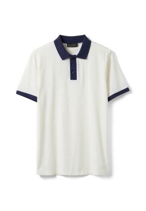 Polo de manga corta blanco con cuello azul marino, tapeta de botones y puños en las mangas, colocado plano sobre un fondo blanco.