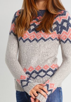 Strickpullover in Hellgrau mit geometrischem Muster. Mit Akzenten in Pink, Marineblau und Koralle. Lange Ärmel mit Daumenlöchern. Weiche Textur.