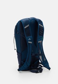 Zaino blu navy con pannello posteriore in rete, spallacci imbottiti, fibbia regolabile e accenti riflettenti per una maggiore visibilità.