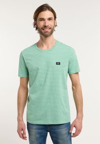 Groen gestreept T-shirt van zachte stof, met een ronde hals en een klein logo-opdracht op de borst. Korte mouwen en regular fit.