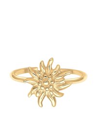 Guldtonet ring med et blomstermotiv med hævede kronblade og teksturerede detaljer. Den slanke ringforstærker det indviklede blomstermotiv.