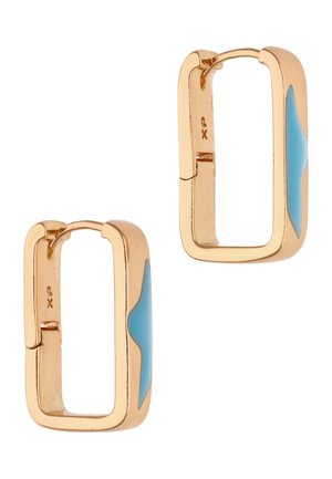 Cercei dreptunghiulari aurii, cu un detaliu neted de val din email turcoaz pe partea exterioară, prevăzuți cu o închidere cu balama.