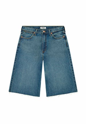 Denimshorts i en medium blå vask, der har høj talje, vid ben-design, frynset kant, kobbernitter samt lommer foran og bagpå.