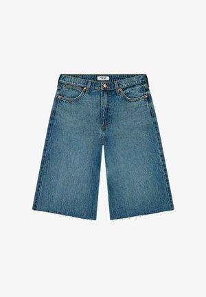 Denimshorts i en medium blå vask, der har høj talje, vid ben-design, frynset kant, kobbernitter samt lommer foran og bagpå.