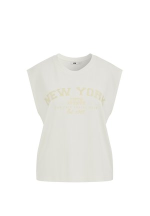 Bela majica brez rokavov z oblazinjenimi rameni in svetlo rumenim napisom "NEW YORK FIFTH AVENUE" na sprednji strani.