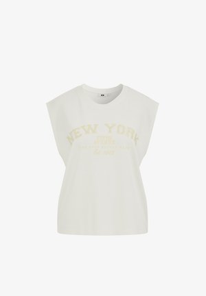 T-shirt blanc sans manches avec épaules rembourrées et texte jaune pâle « NEW YORK FIFTH AVENUE » imprimé à l'avant.