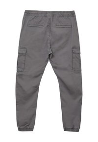 Pantaloni cargo grigi con vita elastica, due tasche posteriori e due tasche laterali; gambe affusolate con polsini elasticizzati.