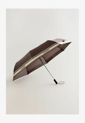 Kompakti ruskea sateenvarjo, jossa on beigejä raitoja ja teksti "LE MARIS", metallivarsi ja musta kahva rannesilmukalla.