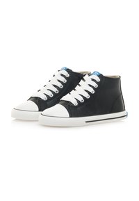 Sneaker alte nere in pelle, con lacci bianchi, punta in gomma bianca e suola con accento blu sul tallone e dettagli a strisce nere.