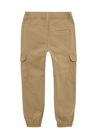 Beige cargobroek met een elastische tailleband, strakke manchetten en zijzakken. Glad materiaal met een subtiele textuur en minimale stikseldetails.