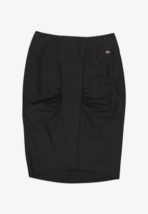 Jupe crayon noire longueur genou avec des détails froncés sur les côtés avant et un petit logo métallique ovale sur la ceinture droite.