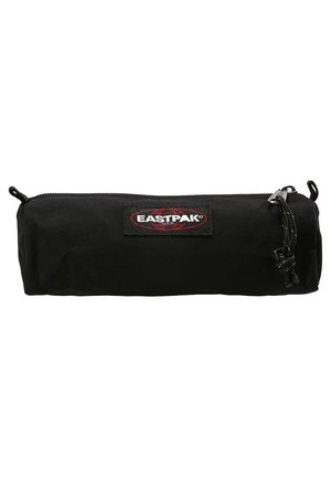 Musta suorakulmainen kynälaukku, joka on valmistettu kestävästä kankaasta. Laukussa on vetoketjukiinnitys, Eastpak-logo-ompelus sekä teksturoitu pinta, joka tarjoaa hyvän gripin.