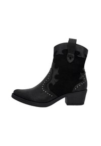Botas occidentales negras hasta la mitad de la pantorrilla con costuras decorativas, remaches metálicos, tirador y un tacón apilado sobre un fondo blanco.