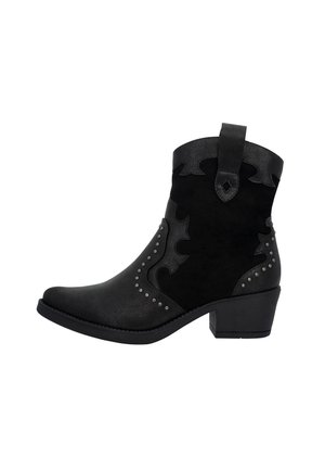 Botas occidentales negras hasta la mitad de la pantorrilla con costuras decorativas, remaches metálicos, tirador y un tacón apilado sobre un fondo blanco.
