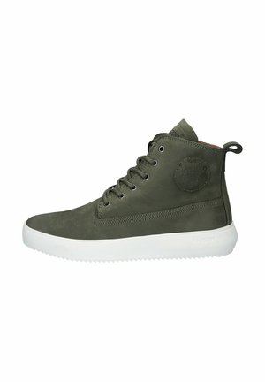 Zapatillas altas verdes de cuero liso, con un parche de logo redondo, cordones en la parte delantera y una suela de goma blanca.