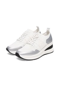 Białe buty sportowe z teksturowanym wierzchem, srebrnymi akcentami, okrągłym noskiem i grubą czarną podeszwą. Posiadają sześć otworów na sznurówki oraz pętelkę.