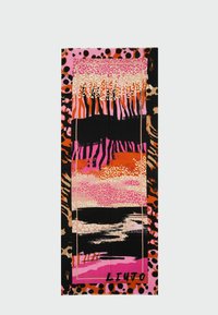 Écharpe colorée à motifs comprenant des imprimés animaliers et des rayures abstraites en rose, orange, noir et crème, avec une texture lisse et une forme rectangulaire.