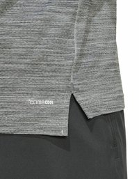 Camiseta deportiva gris con un acabado texturizado, que presenta un pequeño logo "CLIMACOOL" y aberturas laterales en el dobladillo para ventilación.