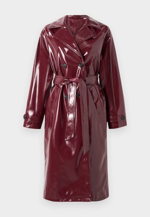 Svetleč maroon dvojni plašč z širokimi reverji, pasom na vezanje, stranskimi žepi in gumbnimi manšetami.