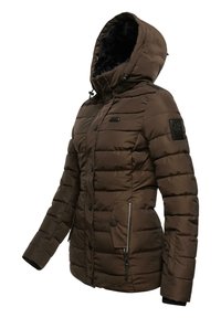 Brun polstret jakke med en lynlåslomme på siden, hætte foret med kunstpels og en sort logo-patch på ærmet. Lægget er quiltet hele vejen igennem.