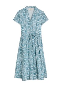 Jasnoniebieska sukienka do kolan z krótkimi rękawami, dekoltem w kształcie litery V, paskiem w talii i białym kwiatowym wzorem.