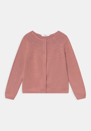 Cárdigan de punto rosa con cuello redondo, puños acanalados, un panel texturizado en los hombros y tres botones en la parte delantera.