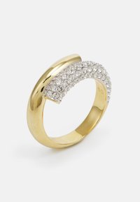 Bague couleur or avec un bandeau lisse et une section incurvée, scintillante ornée de strass transparents, présentant une finition polie et un design moderne.
