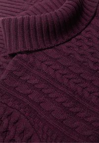 Bordeauxfarbener Strickpullover mit einem gerippten Kragen und strukturierten Zopfmustern. Der Stoff wirkt dick und warm mit einer sanften Oberfläche.