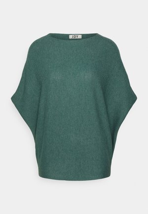 Poncho vert en maille ample avec un large col bateau et une texture côtelée, étiqueté "JDY" au col.