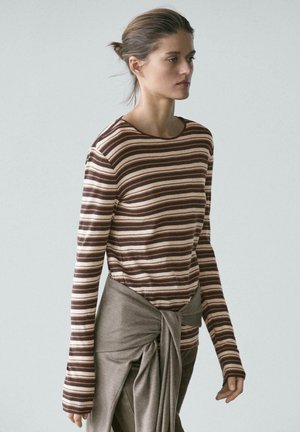 - Bluzka z długim rękawem