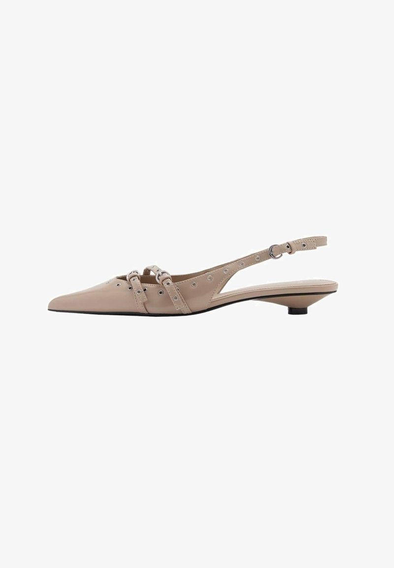 Chaussure slingback beige à bout pointu, avec deux brides et des ornements décoratifs. Talon bas et finition lisse.