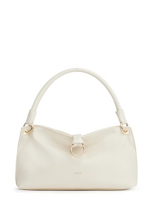 Borsa a tracolla in pelle color crema con manico curvo e dettaglio ad anello dorato sulla chiusura frontale.