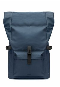 Niebieski plecak z rolką na górze, z przednią kieszenią zamykaną na czarny pasek z klamrą oraz regulowanymi bocznymi paskami.