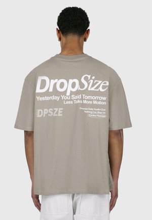 Dropsize HEAVY YESTERDAY - Marškinėliai su spaudiniu - simply taupe