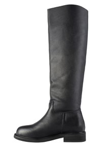 Botte noire en cuir jusqu'au genou avec une finition texturée, un bout arrondi, un talon bloc de hauteur moyenne et des accents lisses le long du bord supérieur.