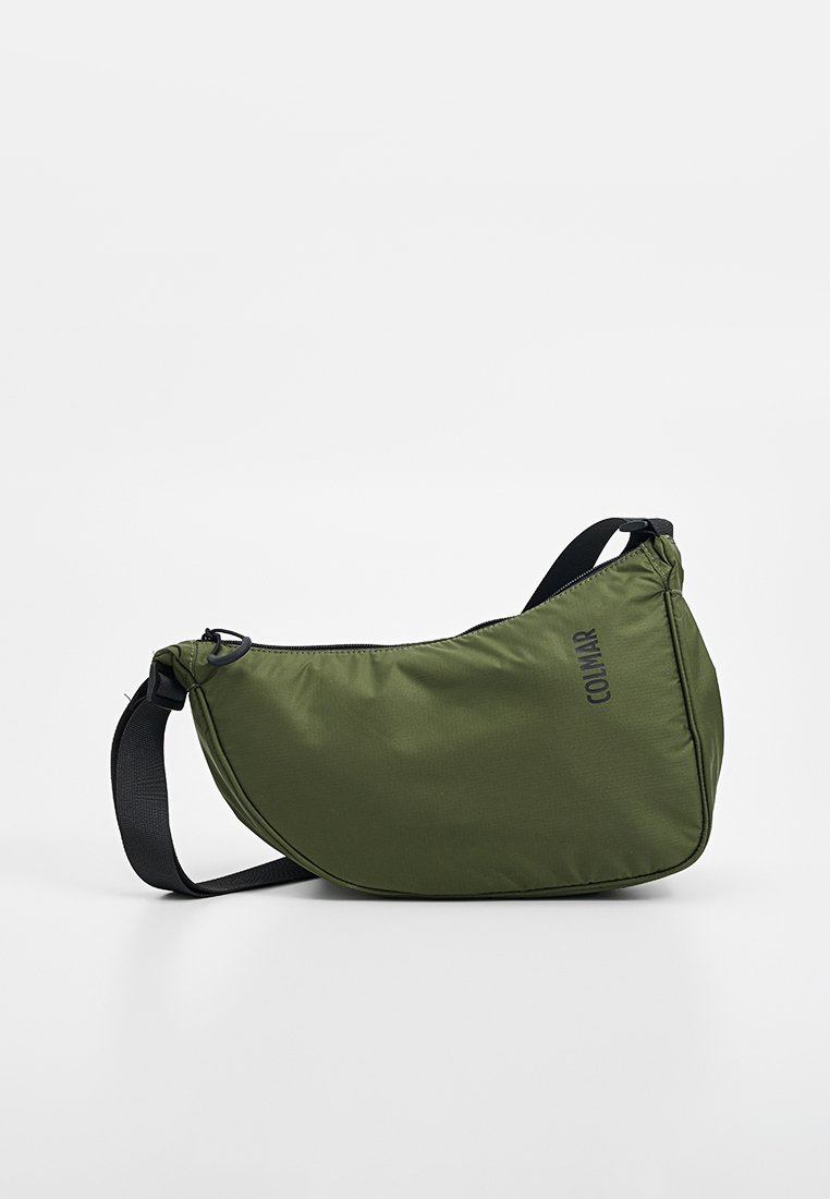 Grüner Nylon-Schultertasche mit geschwungenem Design, schwarzem Gurt und Logo. Glatte Textur und leichtgewichtige Konstruktion, ideal für den Freizeitgebrauch.