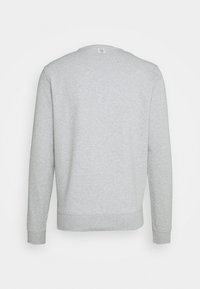 Felpa grigia con maniche lunghe, polsini e orlo a coste, realizzata in morbido tessuto misto cotone. Etichetta visibile sul collo. Design semplice.
