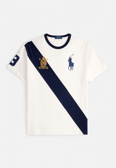 Λευκό βαμβακερό t-shirt με μια ναυτική διαγώνια ρίγα, με κεντημένα γραφικά: παίκτης πόλο, ο αριθμός 3 και ένα έμβλημα με το "20".