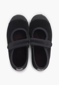 Scarpe Mary Jane in suede nero con fascia in velcro, punta rotonda e suola in gomma testurizzata. L'interno presenta una fodera morbida e scura.
