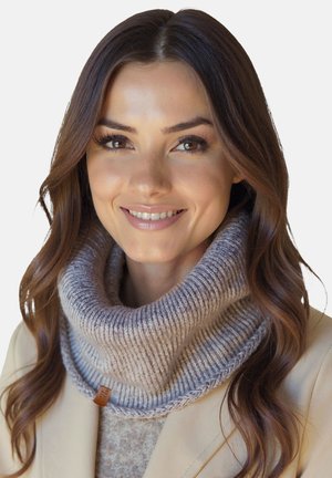 Pletený nákrčník ve světlé šedé a krémové barvě s žebrovanou strukturou a štítkem s logem. Měkký materiál se širokým, zakřiveným tvarem.