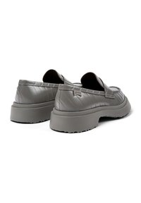 Grijze instapschoenen met een doorgestikte textuur, een dikke rubberen zool en een licht verhoogde hak. Heeft een merklogo aan de zijkant.