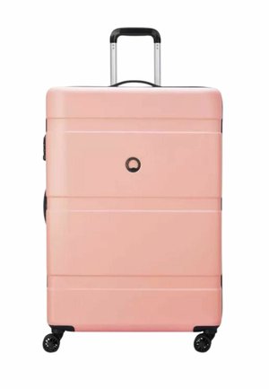 Valigia rosa rigida con manico retrattile e quattro ruote nere rotanti, in posizione verticale su uno sfondo bianco.